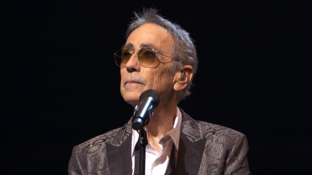 Bon anniversaire à Alain Chamfort (75 ans). Le temps qui court…