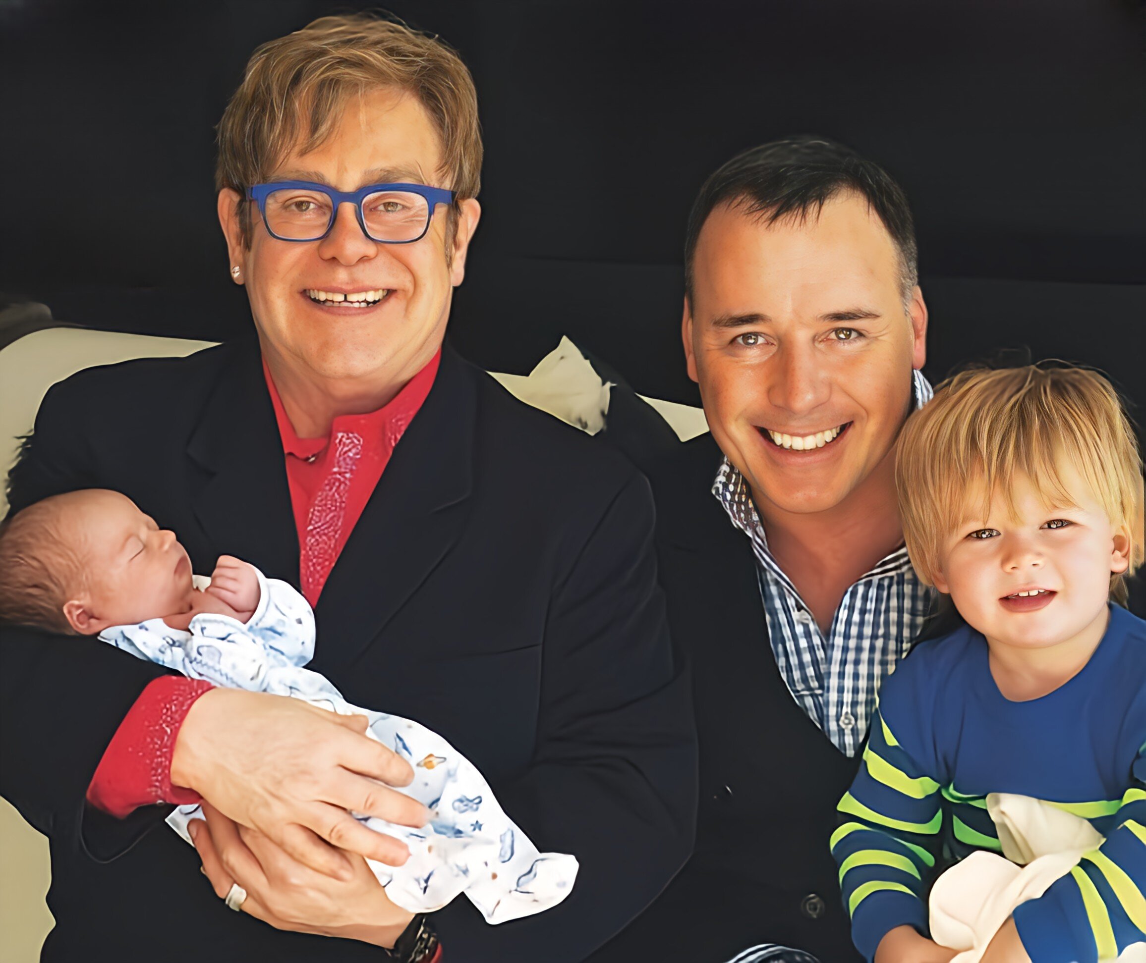 Bon anniversaire à Elton John (78 ans). Lui et son mari David Furnish ont deux fils issus de la même mère porteuse.