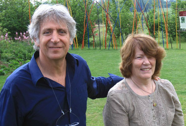 Bon anniversaire à Yves Duteil (75 ans).  Avec Noëlle, ils ont traversé succès et galères. Ils fêteront leurs 50 ans de mariage en 2025.