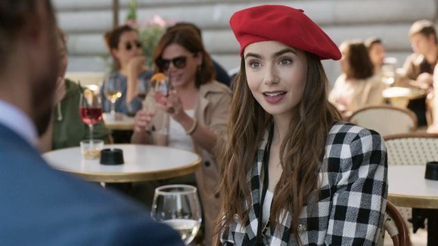 Emily in Paris (Netflix) : ces clichés sur la France qui enflamment les réseaux sociaux - News Séries à la TV - AlloCiné
