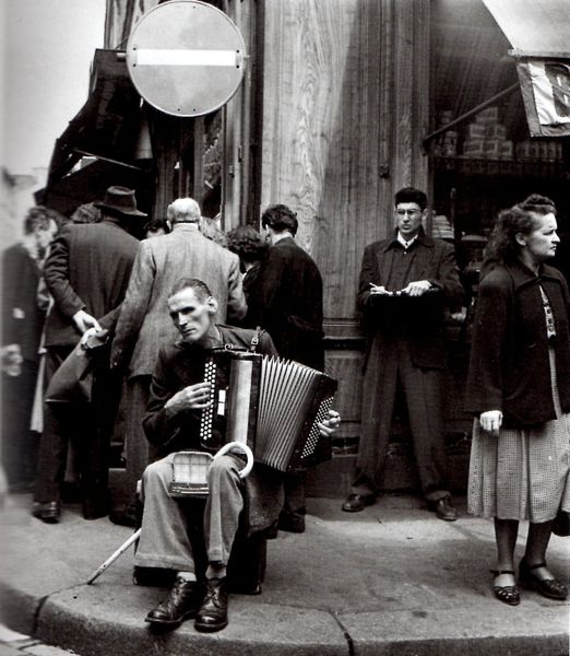 1951 – L’accordéoniste – Photo de Robert Doisneau