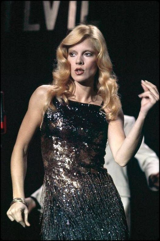 Sylvie Vartan. Elle a commencé à chanter dans un club parisien à 14 ans