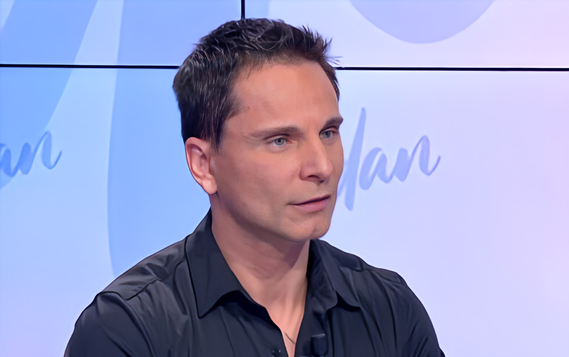 Interview d’Allan Théo: L’interprète du tube “Emmène-moi” a dû cacher son nom pour se débarrasser de son image de “chanteur à midinettes”.