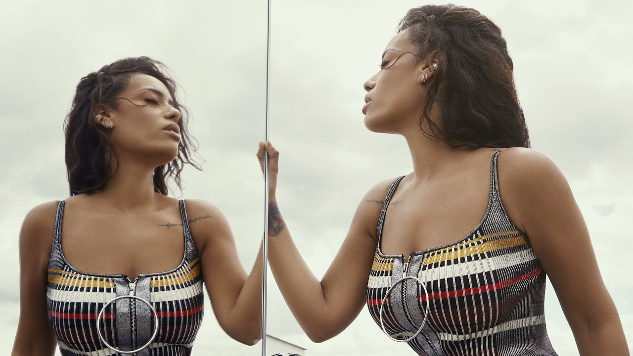 Amel Bent sort le single “Ton nom” extrait de son album. Découvrez le