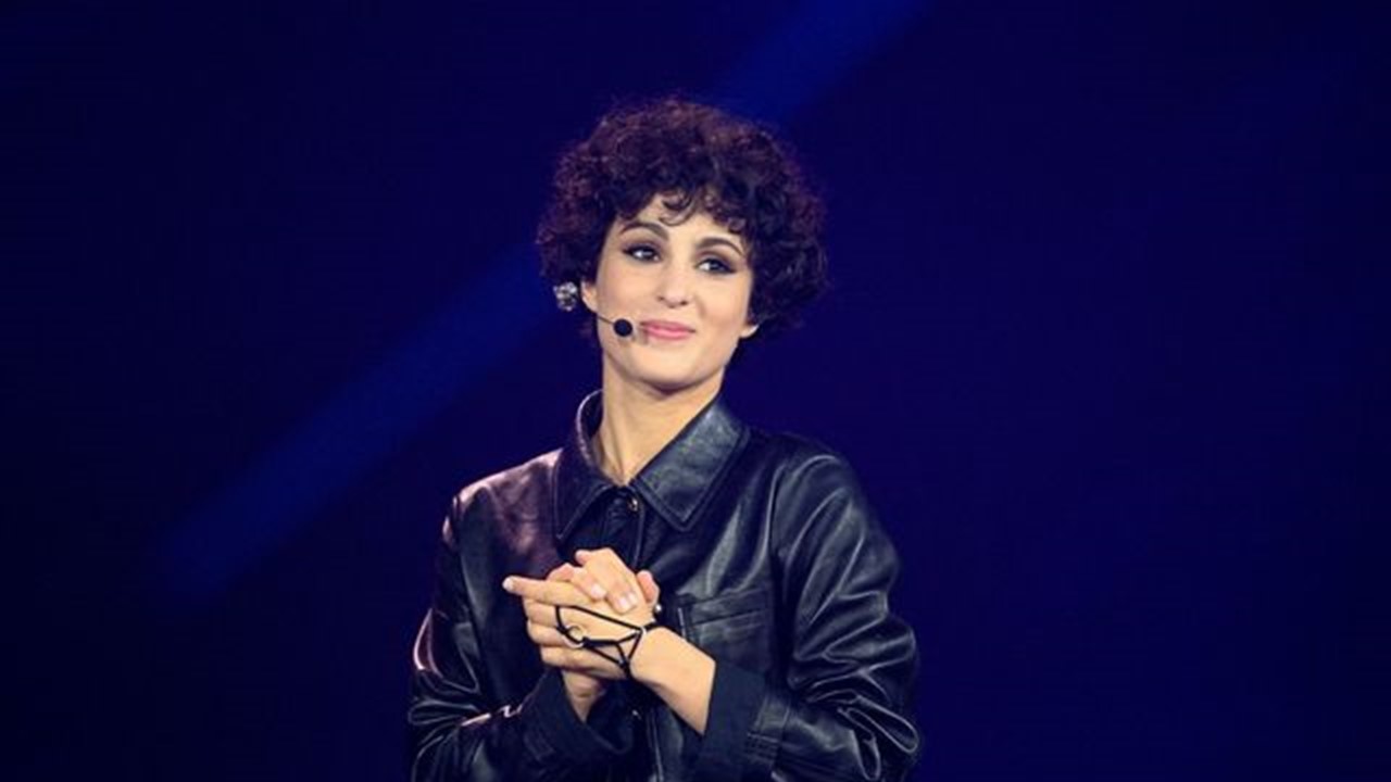 Découvrez le clip de Barbara Pravi “Lève toi”.