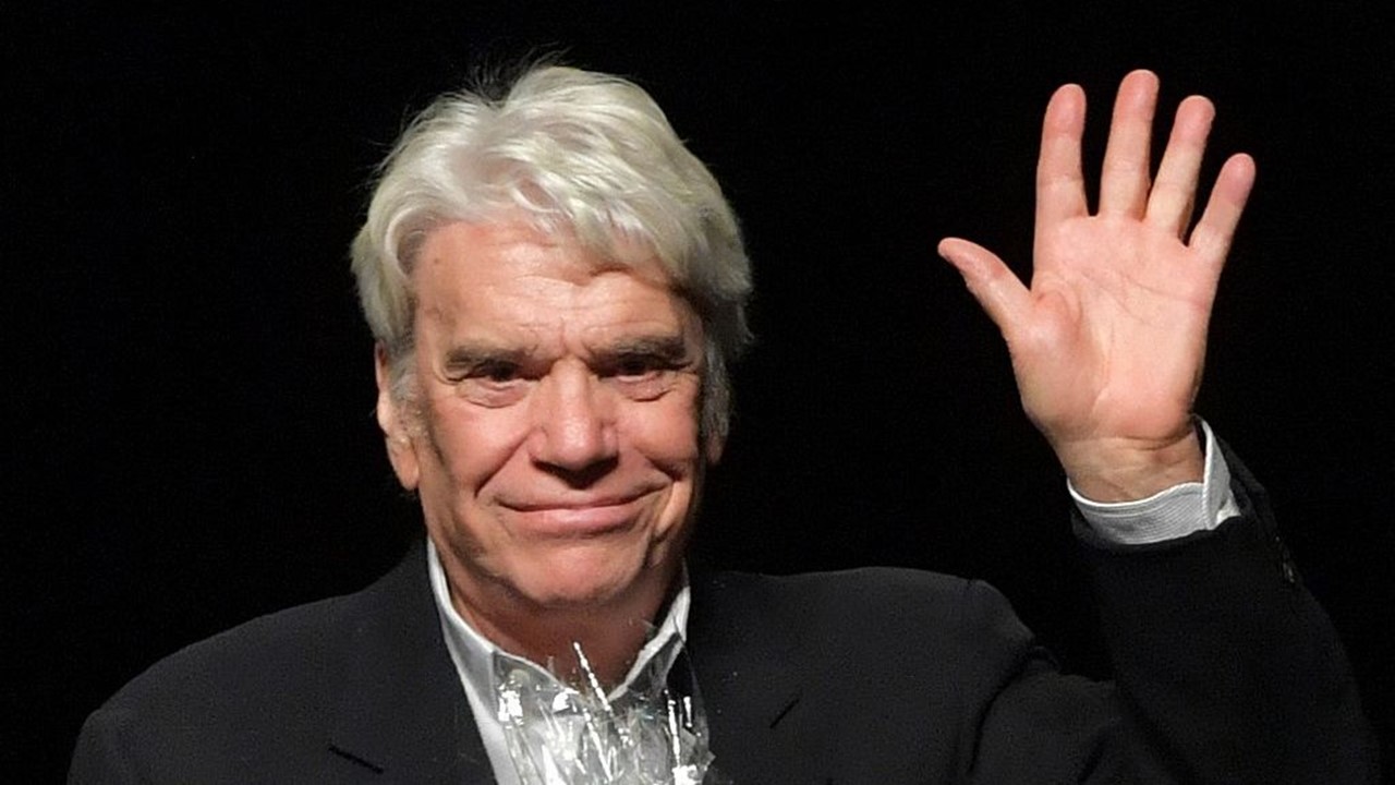 Bernard Tapie nous quittait le 3 octobre 2021. Ecoutez “Passeport pour le soleil” sa première chanson.