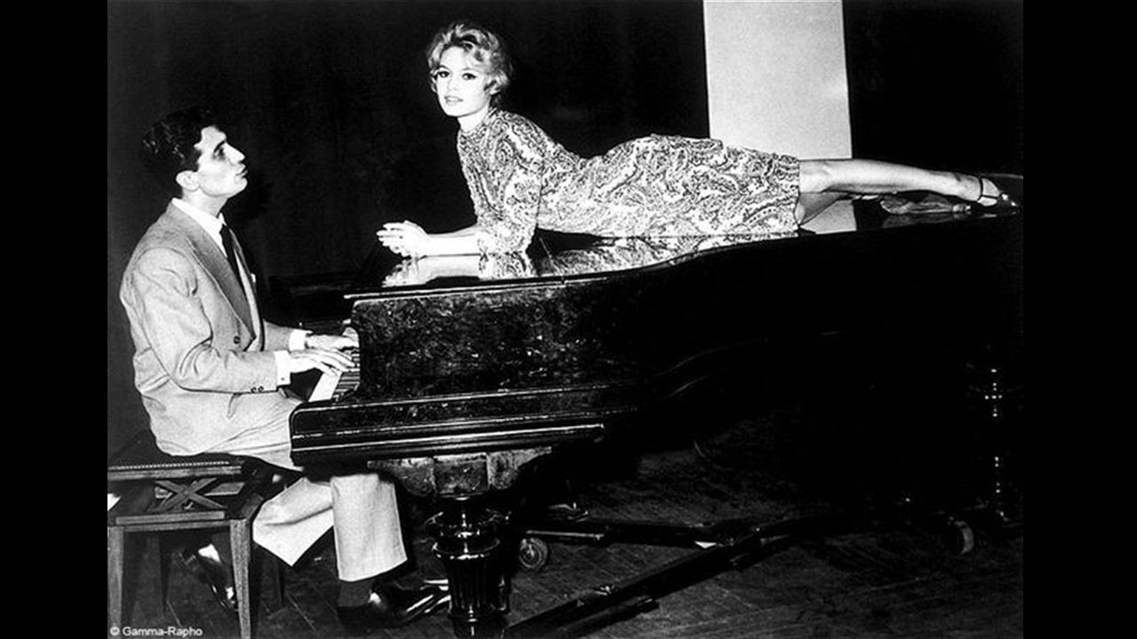 1957 : Brigitte Bardot et Gilbert Becaud, une folle et brève passion amoureuse.