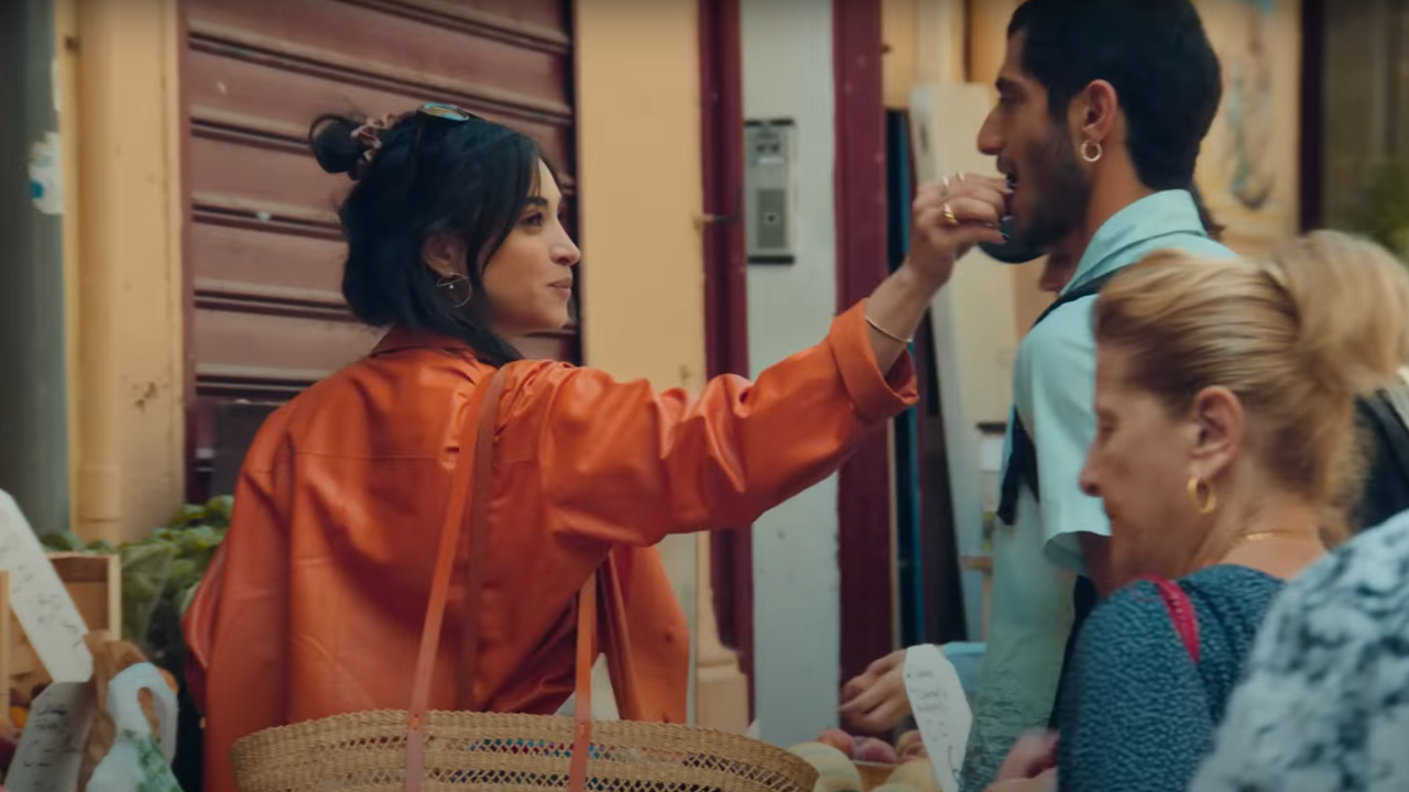 Camélia Jordana sort le clip de “Mon roi” réalisé par elle-même.