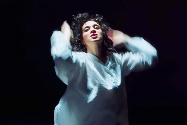 Découvrez le clip de “Le monde en main” Camélia Jordana de plus en plus étonnante
