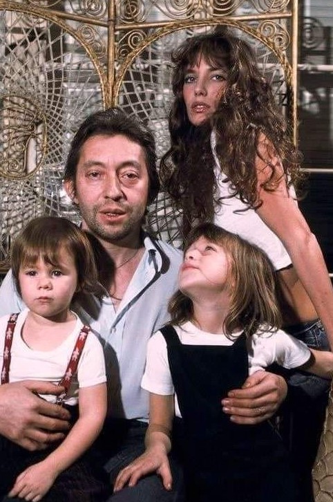 Serge Gainsbourg, Jane Birkin, Charlotte et Kate Barry.