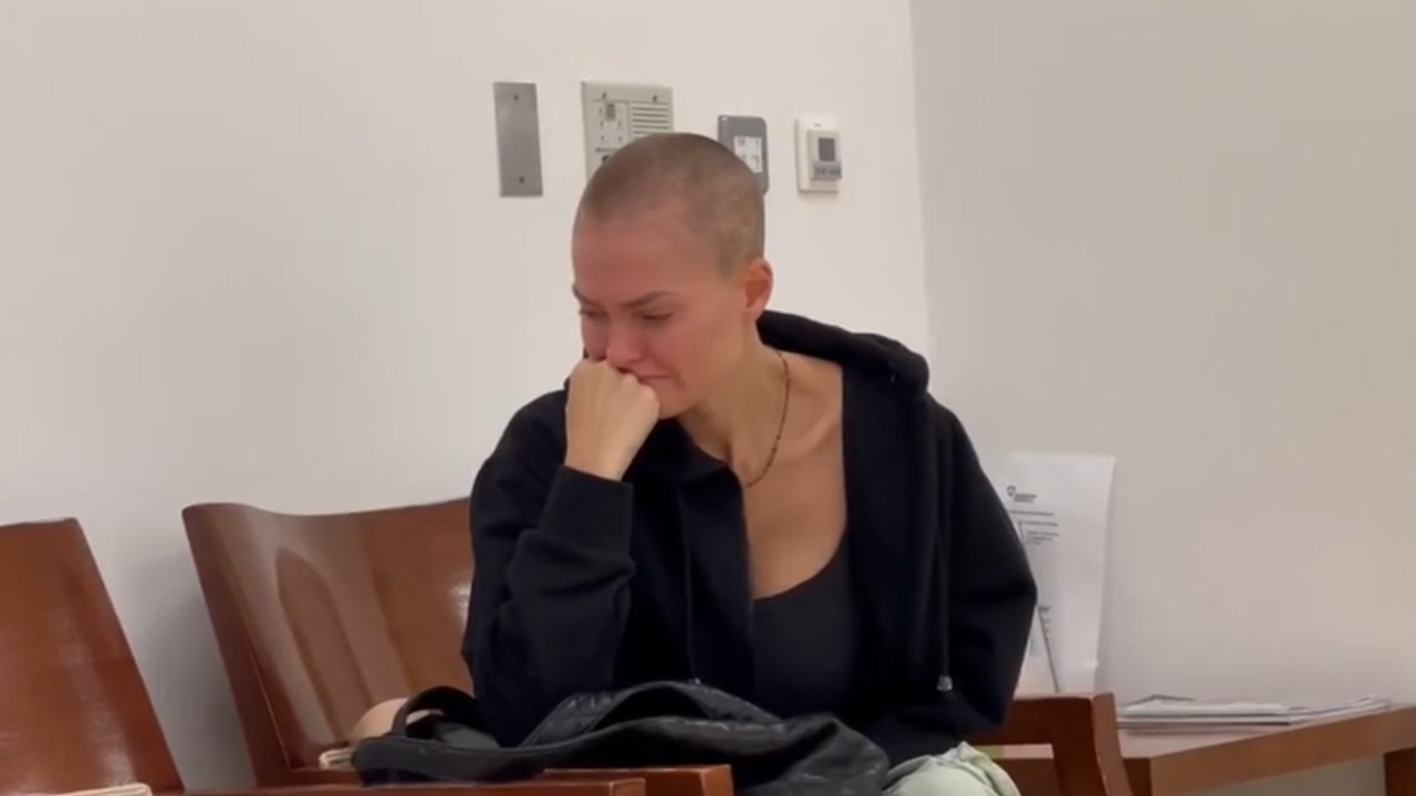 Atteinte d’un cancer, Caroline Receveur, en larmes et crâne rasé, se confie dans une vidéo “choc” !
