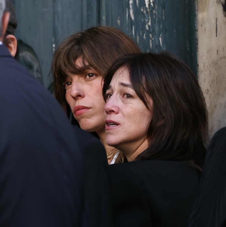Obsèques de Jane Birkin : Un moment difficile pour Charlotte et Lou.