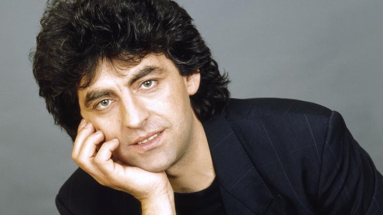 Une pensée pour Claude Barzotti décédé le 24 juin 2023. “Là où j’irai dormir, dorment déjà les miens” Cette chanson  qui résonne dans nos cœurs aujourd’hui.