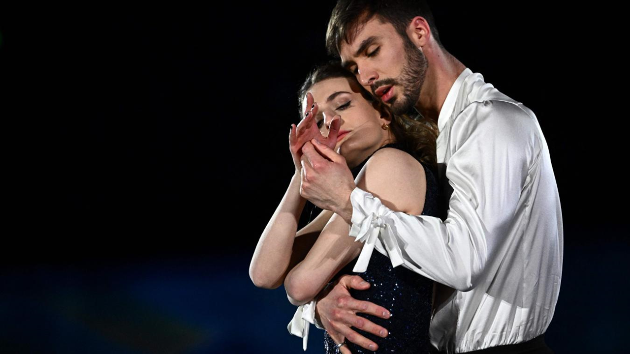 Revoyez la prestation de Gabriella Papadakis et Guillaume Cizeron au Gala de clôture des JO. “Avec le temps”