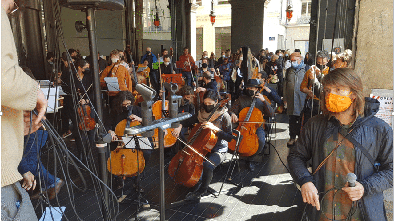 Concert improvisé par l’Orchestre National de Lyon devant l’Opéra.