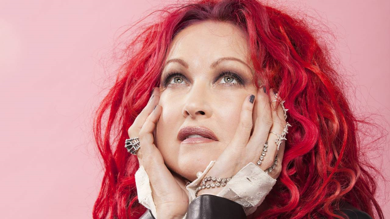 Cyndi Lauper fête ses 71 ans. Réécoutez “Time After Time” en Live + Traduction des paroles en français