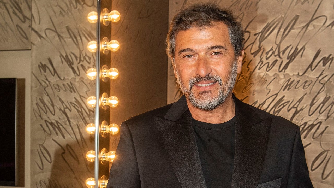 Une photo émouvante. Daniel Lévi dans les bras de sa petite fille Nessyel, 8 mois.