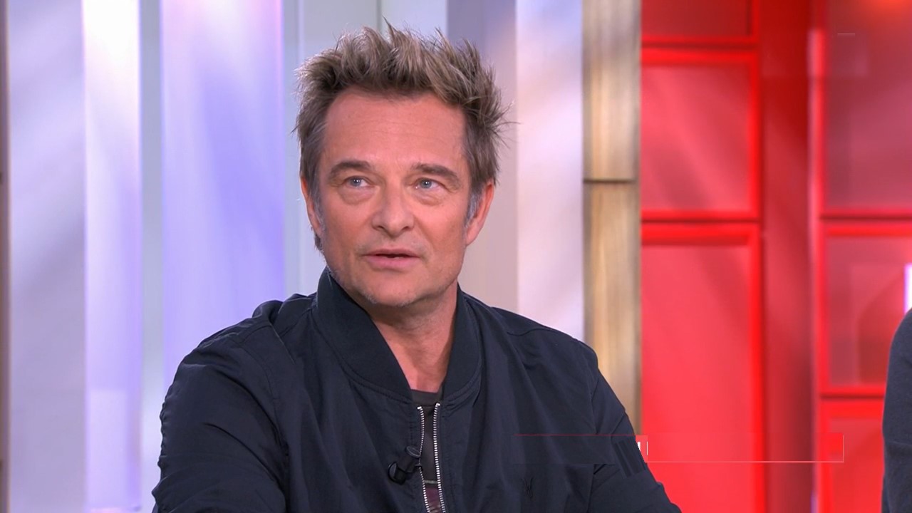 David Hallyday, ému, évoque son père Johnny dans “C à vous”