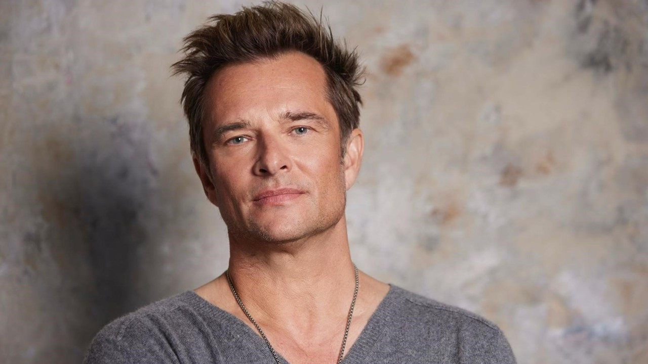 Découvrez “Le plus heureux des hommes” par David Hallyday. Un titre écrit pour son père en 2002.