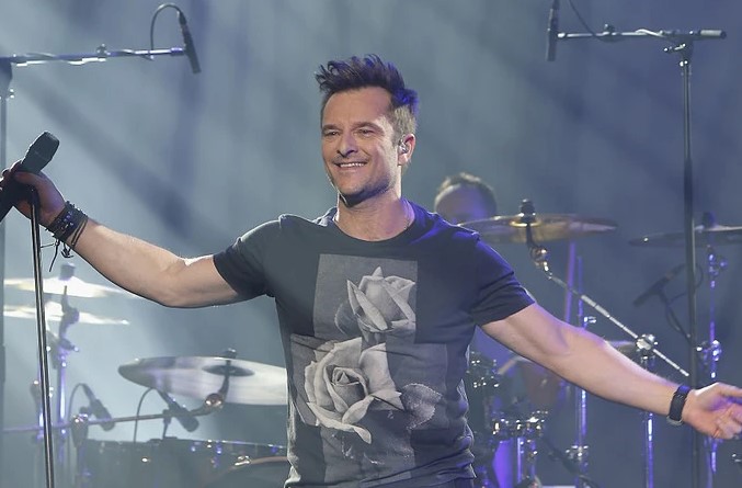 En hommage à son père, David Hallyday reprend “Requiem pour un fou”