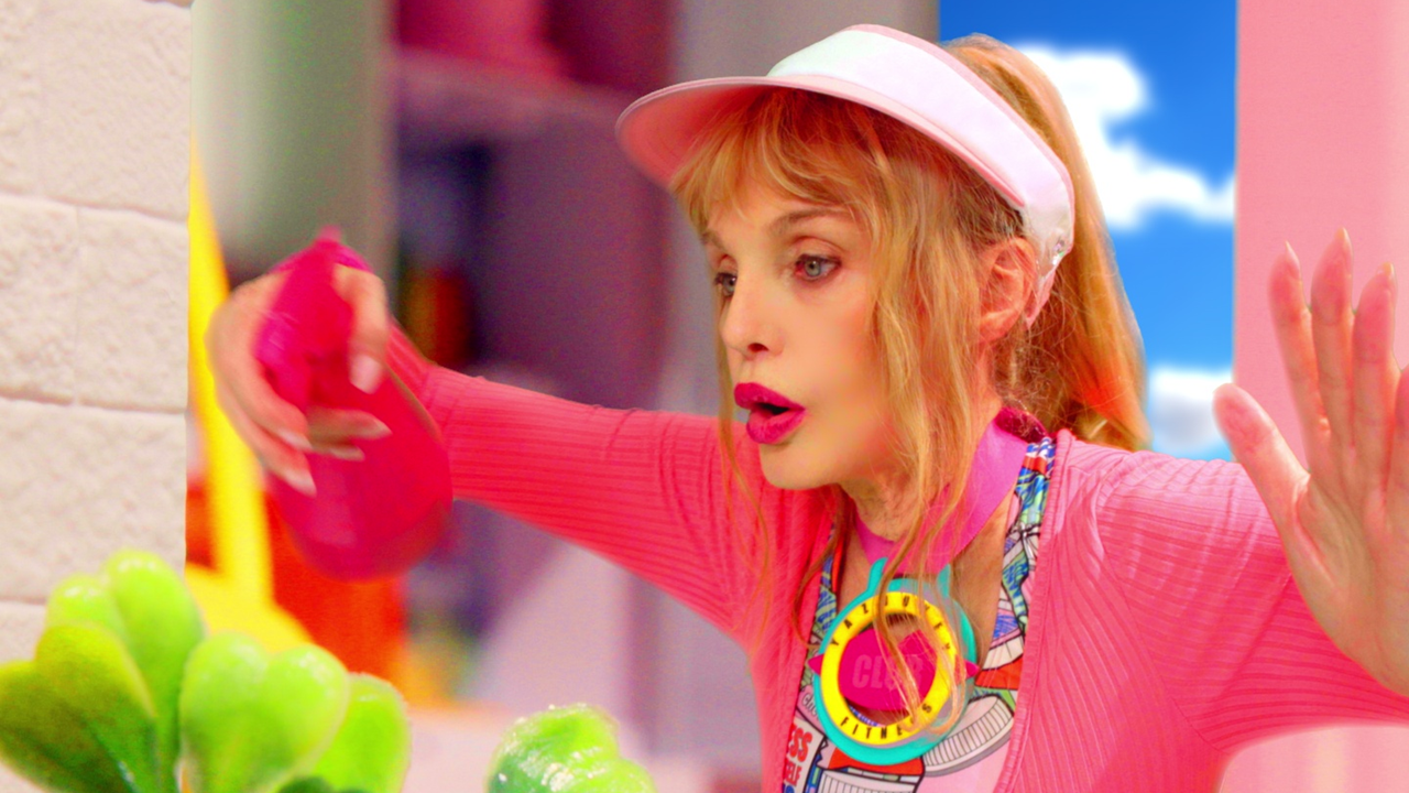 Découvrez Arielle Dombasle en poupée Barbie dans son nouveau clip “Barbiconic”