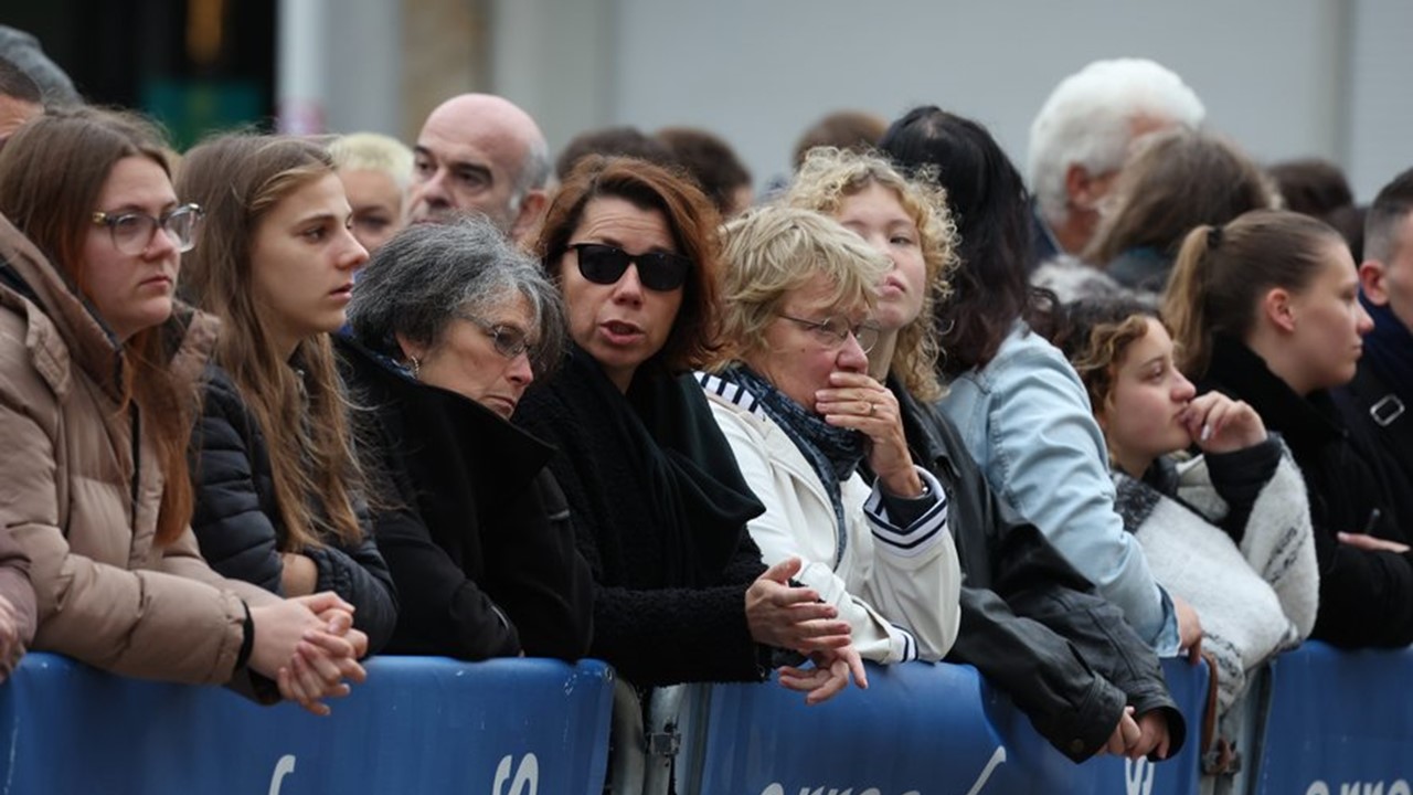 Les hommages poignants lors des obsèques de Dominique Bernard, assassiné à Arras.