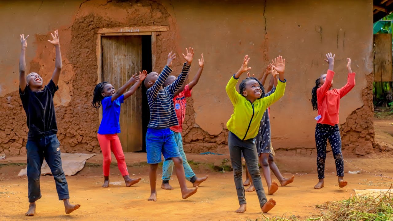 Masaka Kids Africana – Dancing Happy Merry Christmas