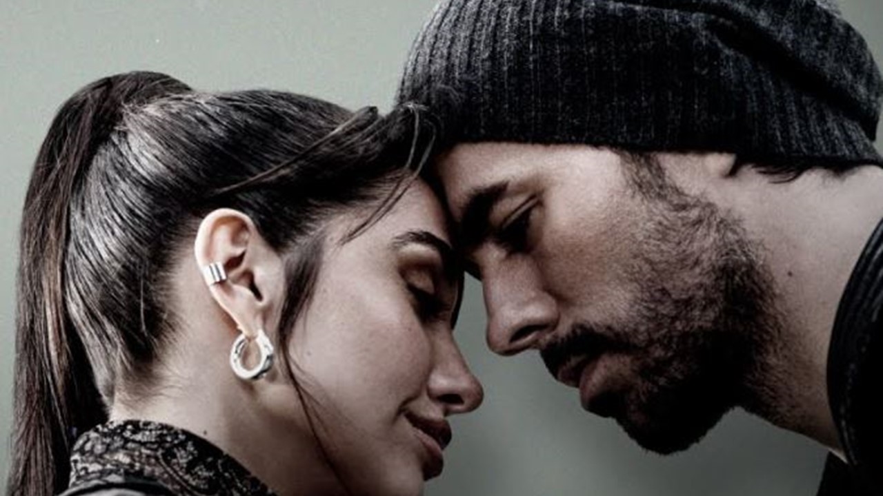 Le retour de Enrique Iglesias. Découvrez son nouveau clip “Asi Es La Vida” en duo avec Maria Becerra