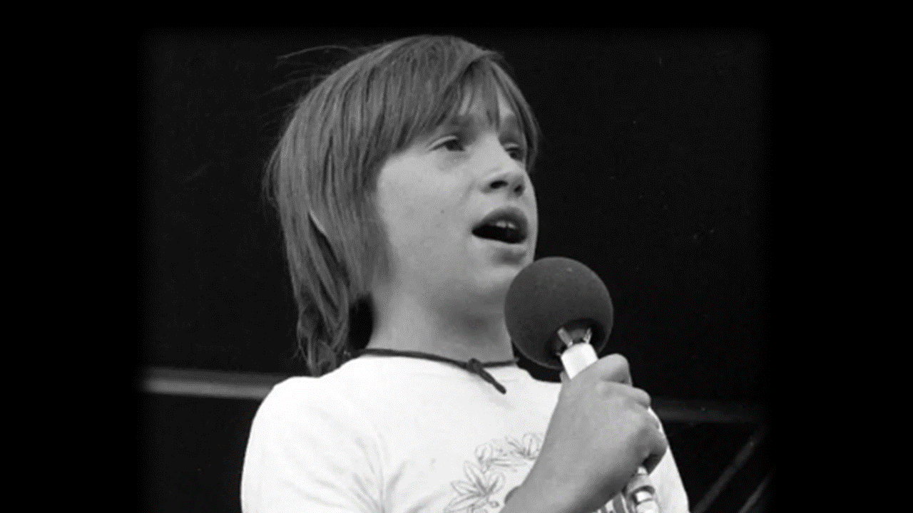 A 13 ans Florent Pagny chantait déjà devant un public conquis.