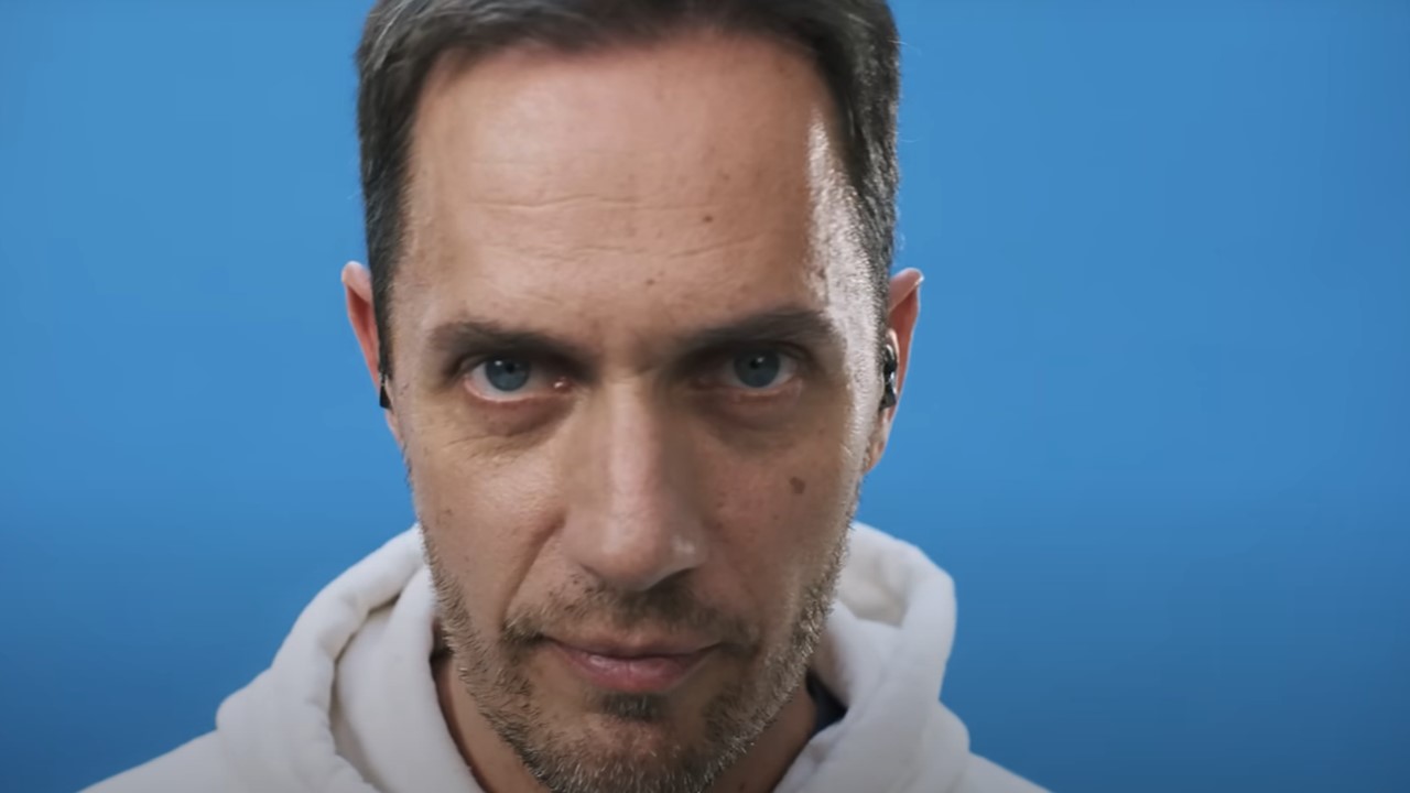Ecoutez le nouveau titre de Grand Corps Malade “Autoreflet” dans lequel il retrace toute sa vie.