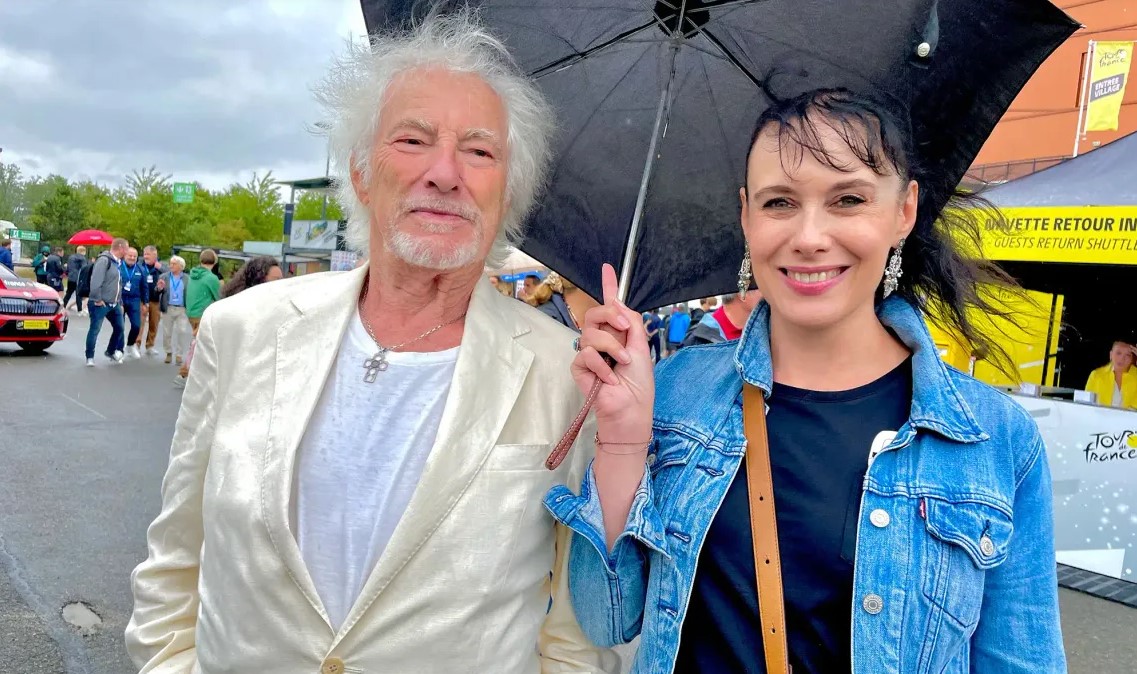 Deux tourtereaux amoureux sur le Tour : Hugues Aufray 93 ans et sa future jeune épouse Muriel.