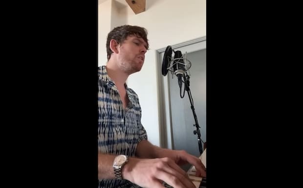 James Blake reprend “Come As You Are” de Nirvana.