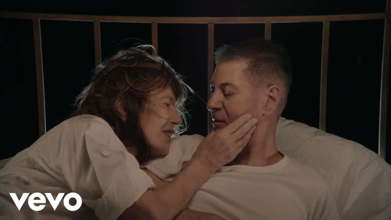 Le clip de “Oh! Pardon tu dormais” Jane Birkin et Etienne Daho… dans le même lit !