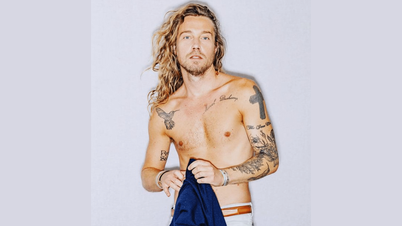Julien Doré dévoile le haut et ses tatouages sur Instagram.