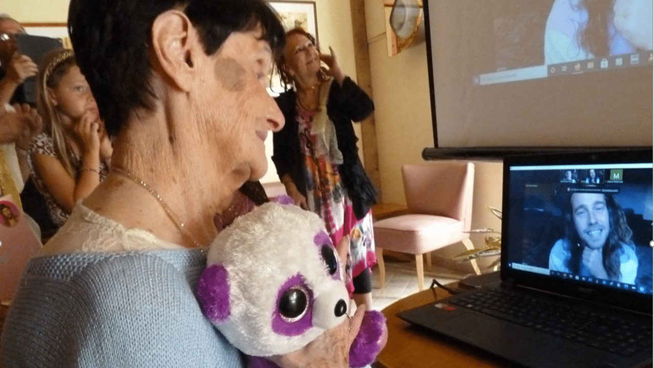 Julien Doré souhaite l’anniversaire à Paulette, une fan de 90 ans.