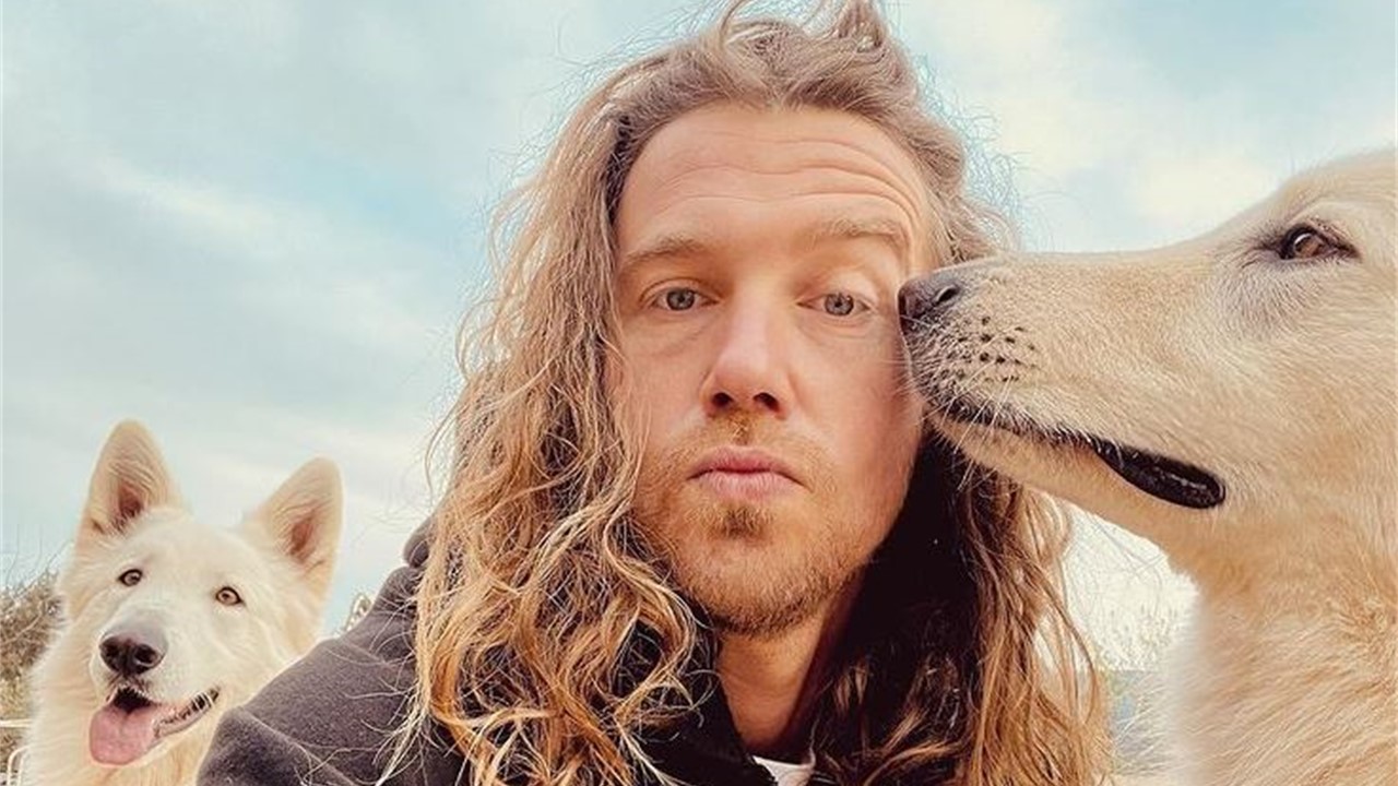 L’amour entre Julien Doré et ses magnifiques bergers suisses.