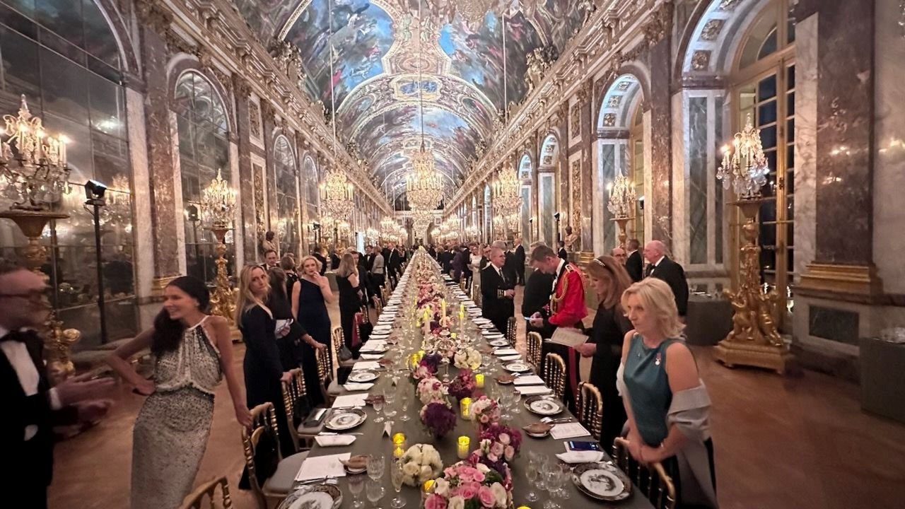 XXI° siècle : Versailles, le palais des glaces et la Cour…
