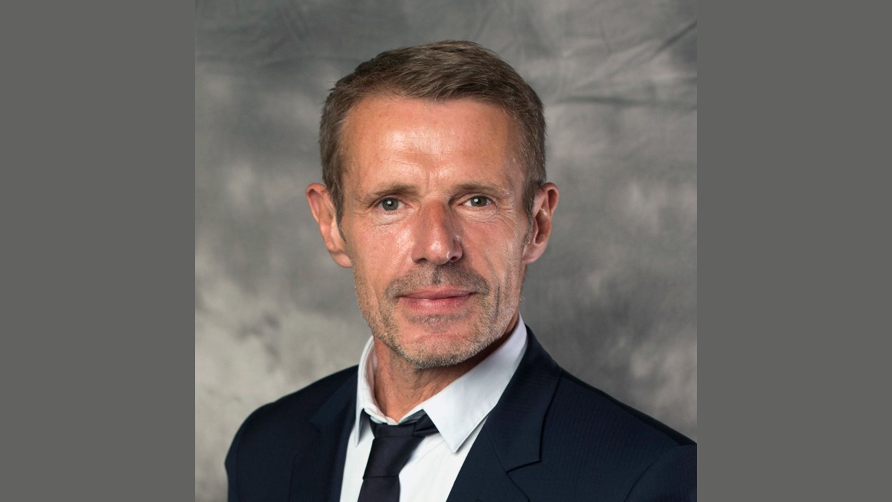 Bon anniversaire à Lambert Wilson (64 ans). L’acteur est aussi chanteur…