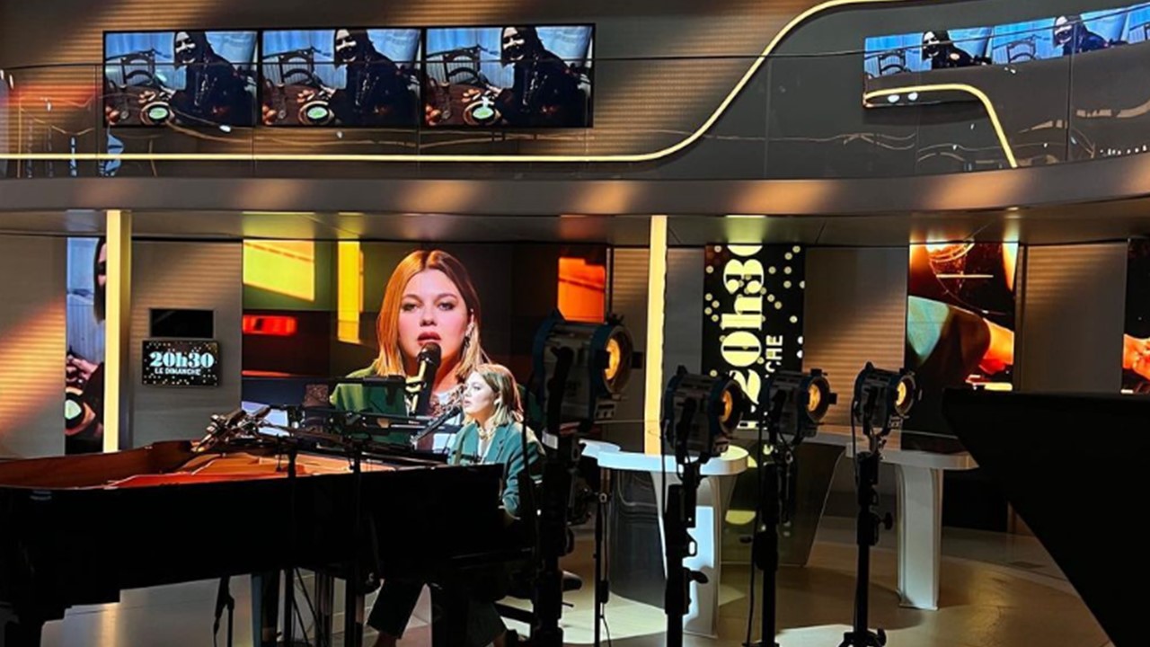 Louane en Live, seule au piano, chez Laurent Delahousse