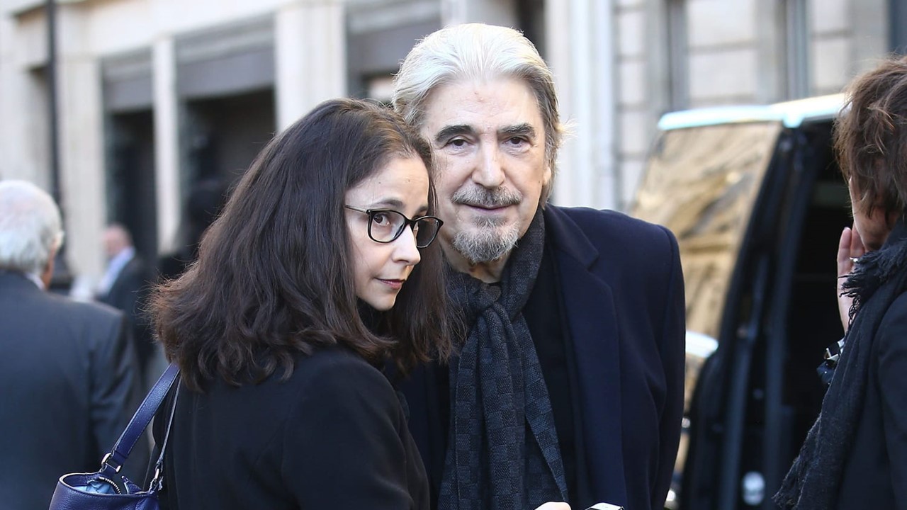 Serge Lama vient de sortir son tout dernier album. Découvrez “Aime-moi” qu’il chante avec sa femme Luana.