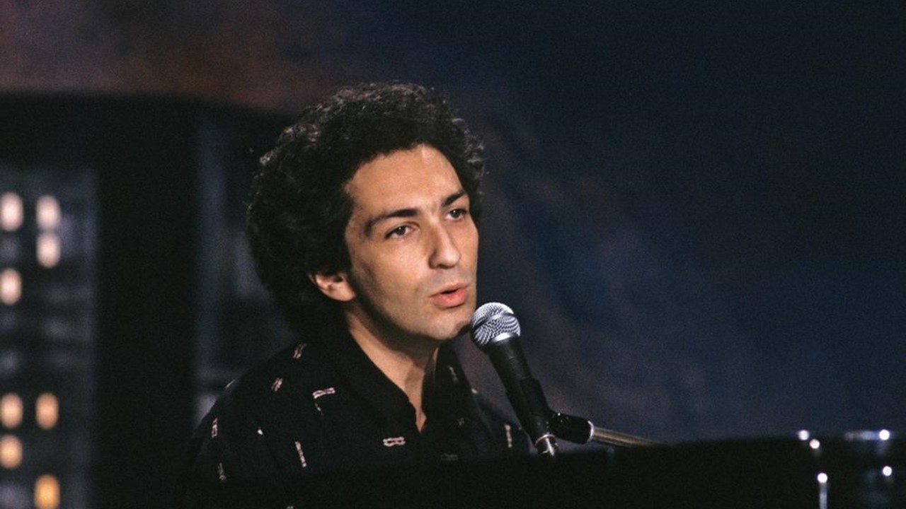 Michel Berger chante ses plus belles chansons.