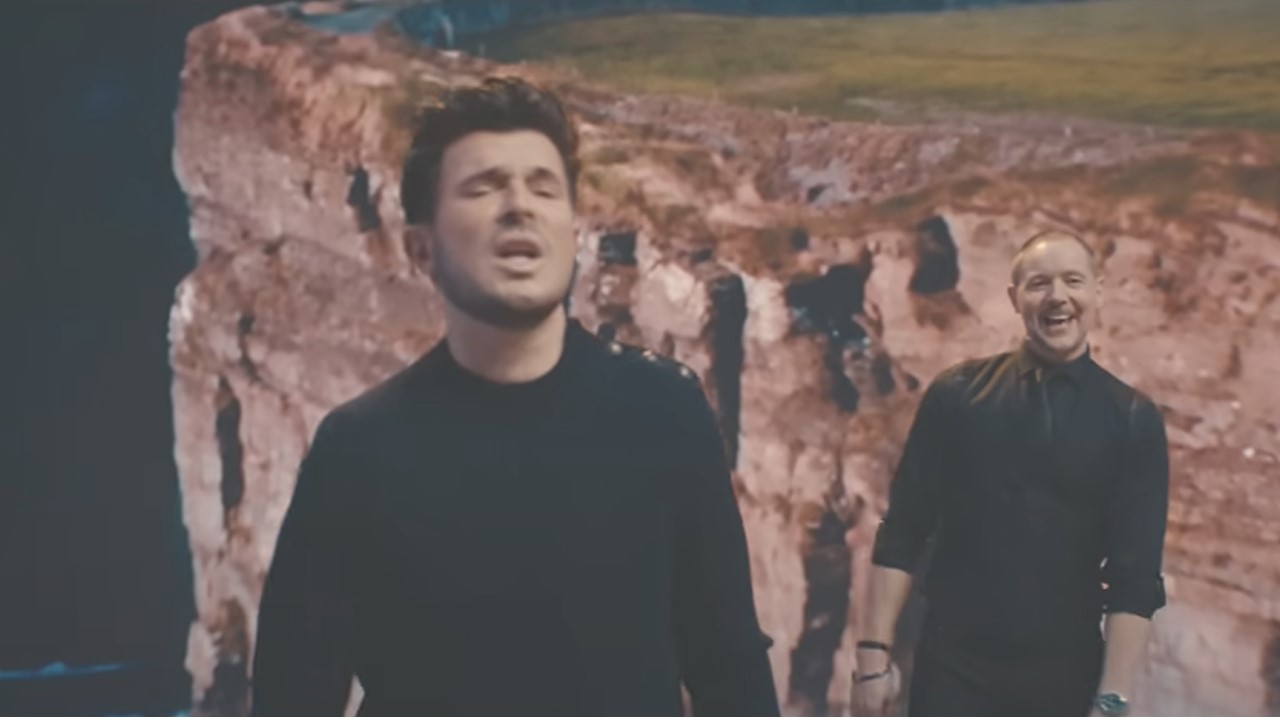 Vincent Niclo reprend “La tribu de Dana” en duo avec Manau.