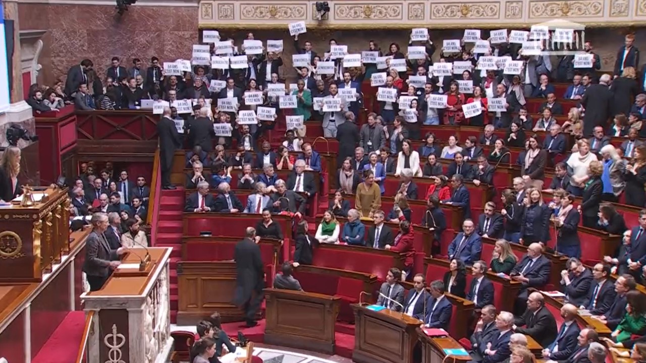 Réforme des retraites : La Marseillaise chantée pendant 2 minutes 30 à l’Assemblée Nationale !