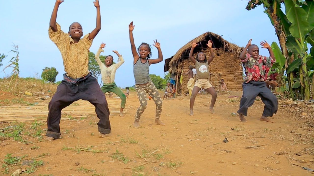Masaka Kids Africana danse la joie des enfants africains.