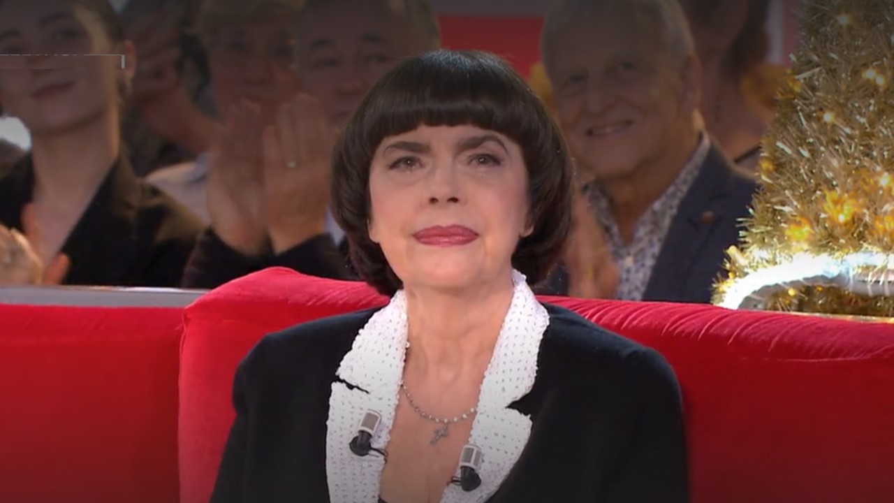 Mireille Mathieu fond en larmes sur le plateau de Vivement Dimanche