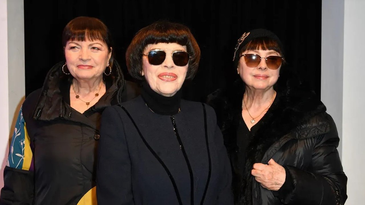 Un trio inattendu au défilé Fashion Week: Mireille Mathieu et deux de ses sœurs.