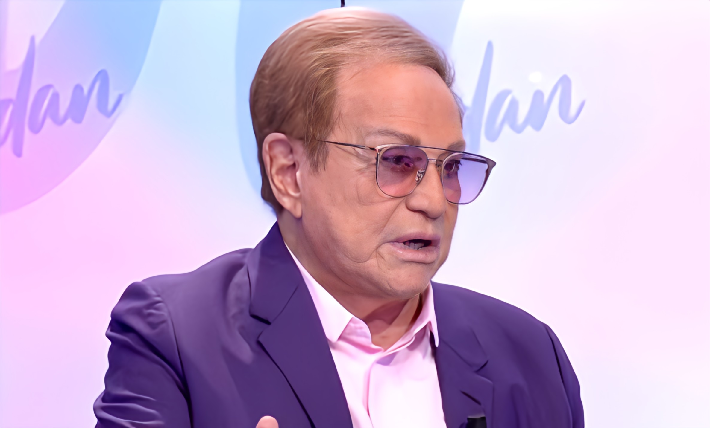 Interview d’Orlando : “Dalida pensait qu’elle était laide” à cause de ses problèmes oculaires.