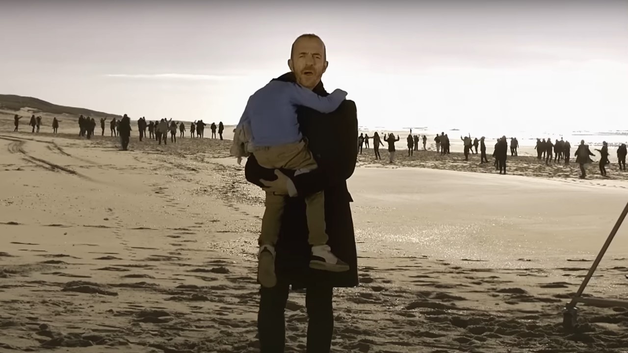 Découvrez le nouveau clip de Calogero “Par choix ou par hasard”. Un hymne à la France plurielle.