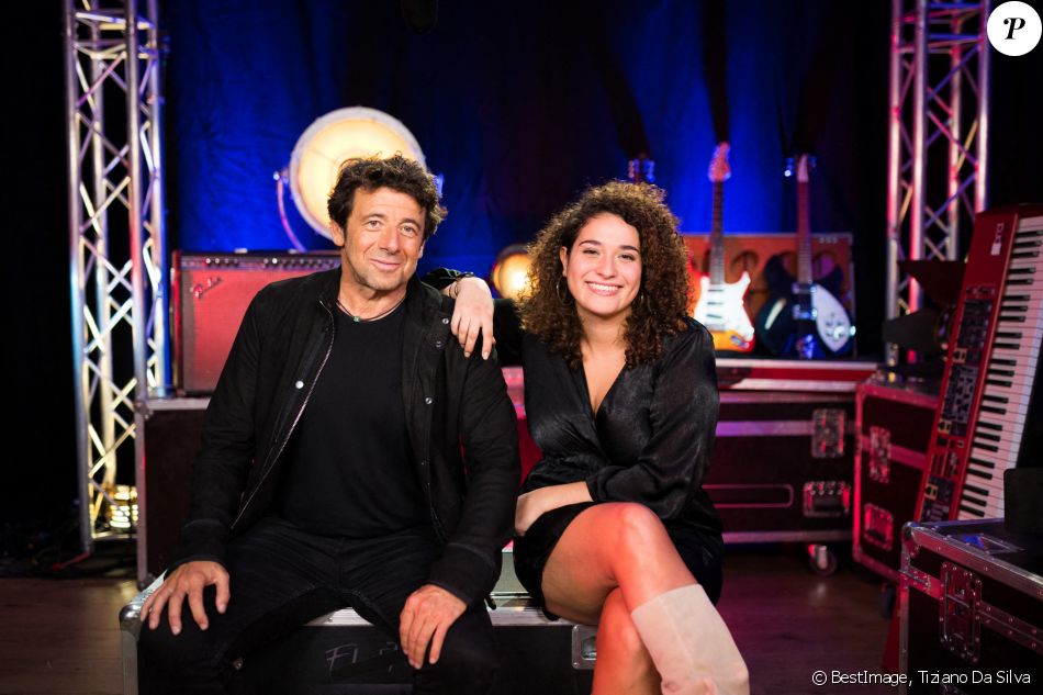 Patrick Bruel en duo avec Inès Desfontaine chante “Là-bas” accompagné de 300 chœurs