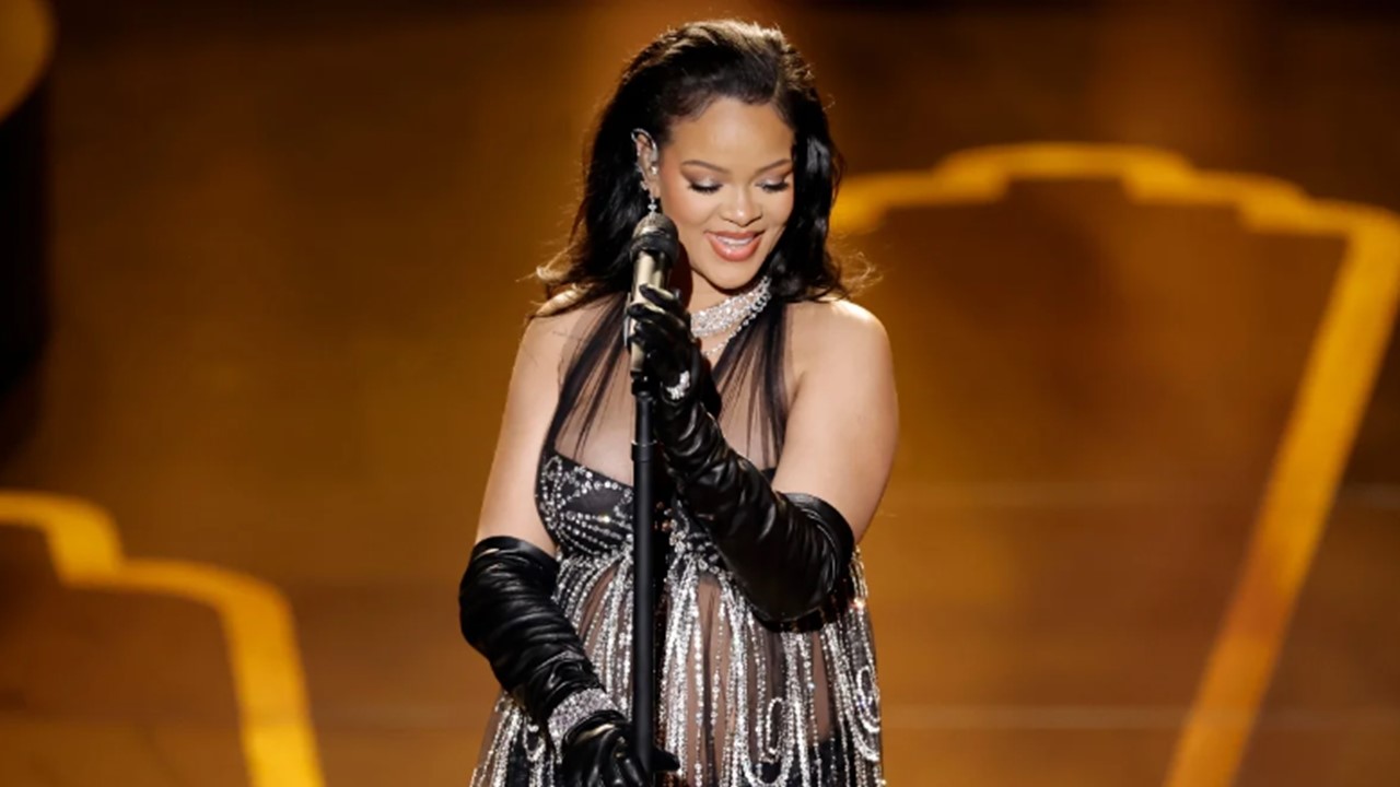 Rihanna enflamme le public des Oscars avec « Lift Me Up » 